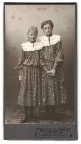Fotografie Georg Billström, Kiel, Holstenstr. 43, Gertrud und Jenny Rogge in gepunkteten Kleidern