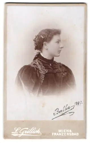 Fotografie L. Grillich, Wien, Hauptstrasse 17, Bertha im Jahr 1897