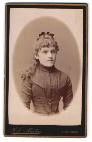 Fotografie Gebr. Martin, Augsburg, Bahnhofstrasse, Bertha Walsl im taillierten Kleid
