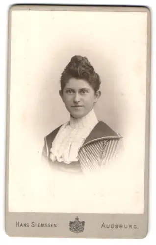Fotografie Hans Siemssen, Augsburg, Bahnhofsstrasse 10, Paula Nerz im gestreiften Kleid