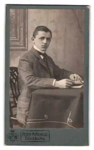Fotografie Peter M. Michels, Duisburg, Poststr. 36, Heinrich am Tisch sitzend
