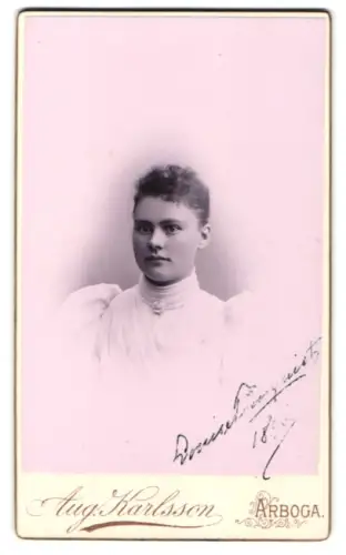 Fotografie Aug. Karlsson, Arboga, Louise im weissen Kleid