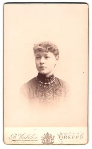 Fotografie B. Hakelier, Örebro, Gerda Weinroth im bestickten Kleid
