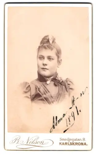 Fotografie B. Nilson, Karlskrona, Smedjegatan 8, Alma im Jahr 1891