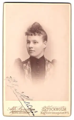 Fotografie Alf. Berzelius, Stockholm, Näckströmgsatan 1, Frau Hallström im Porträt