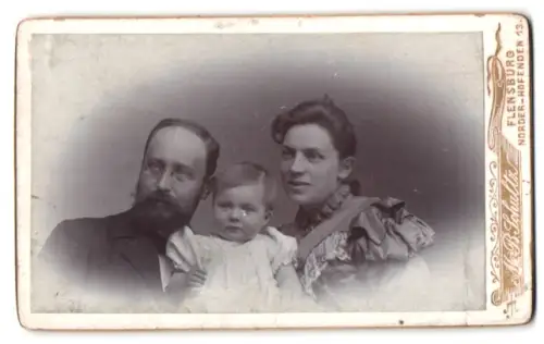 Fotografie M. B. Schultz, Flensburg, Norderhofenden 13, Familienporträt mit Kind