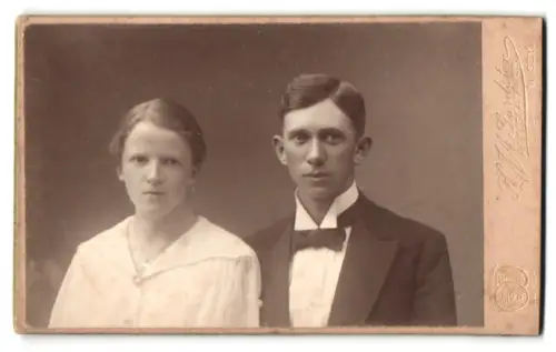 Fotografie K. J. A. Gardsten, Wisby, Adelsgatan 32, Erik und Jenny B. im Porträt