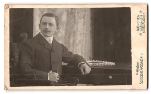Fotografie Atelier Schüsselpassage, München, Kaufingerstr. 9, Paul Berthold am Tisch sitzend