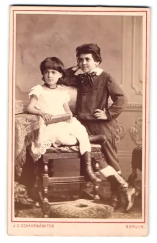 Fotografie J. C. Schaarwächter, Berlin, Friedrich-Str 190, Zwei Kinder mit einem Buch