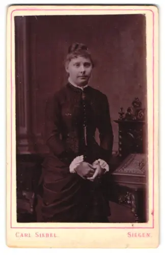 Fotografie Carl Siebel, Siegen, Lilli im taillierten Kleid