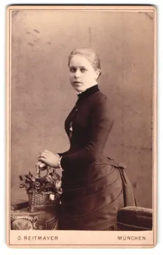 Fotografie O. Reitmayer, München, Briennerstrasse 4, Caroline Ahlemann geb. Hildenbrand im taillierten Kleid