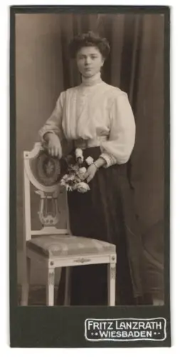 Fotografie Fritz Lanzrath, Wiesbaden, Anni Schoss mit Blumenstrauss