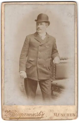 Fotografie W. Bieganonsky, München, Klenzestrasse 28, Georg Schmid mit Hut