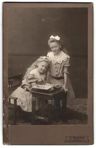 Fotografie A. Rohwer, Kiel, Brunswiekerstr. 15a, Mariechen und Carola Johann als Kinder