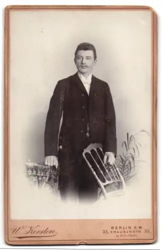 Fotografie W. Kersten, Berlin, Krausenstrasse 35, Herr Schulze im Anzug
