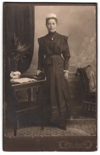 Fotografie Otto Doege, Villingen, Junges Mädchen mit Buch