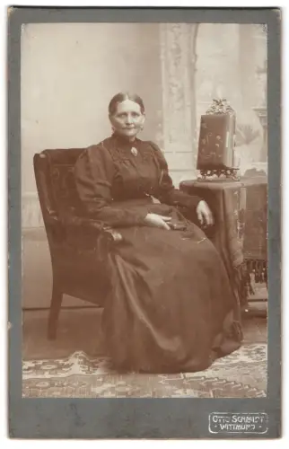Fotografie Otto Schmidt, Wittmund, Marktstrasse, Anna Eden geb. Weers mit Fotoalbum