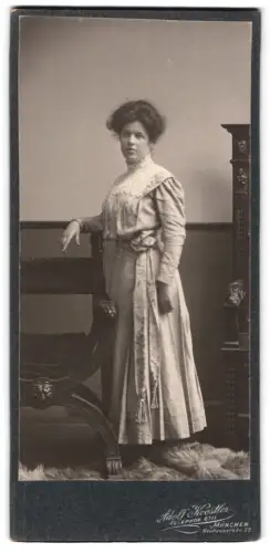Fotografie Adolf Koestler, München, Neuhauserstr. 29, Hildegard Wiedemann mit Spitzenkragen