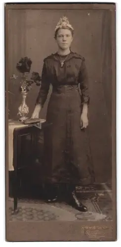 Fotografie Otto Doege, Villingen, Anna Eisemann mit Buch in der Hand