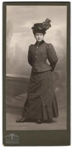 Fotografie Hermann Tietz, München, Bahnhofplatz, Maria Lorenz im Jahr 1906