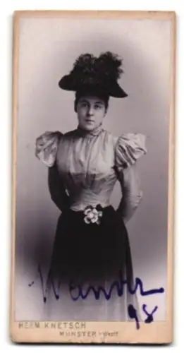 Fotografie Herm. Knetsch, Münster i. W., Wanda Cramm mit Hut