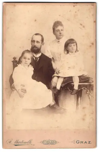 Fotografie R. Martinelli, Graz, Pfarrgasse 1, Familienporträt mit den Töchtern Gerda und Hilda