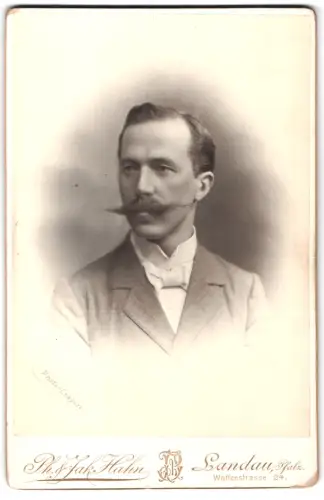 Fotografie Ph. & Jak. Hahn, Landau /Pfalz, Waffenstrasse 24, Porträt des Herrn Victor Fischer, Landau