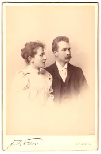 Fotografie Fritz Weber, Nürnberg, Spittlertorgraben 45, Portrait Herrn Heinrich Holm mit seiner Frau, geb. Hildebrandt