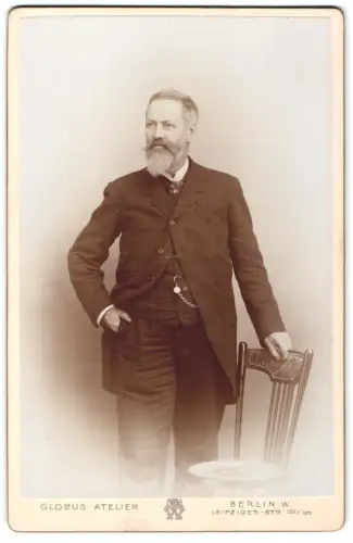 Fotografie Globus Atelier, Berlin, Leipziger Strasse 132/135, Portrait des Herrn Karl im Antug, 1907