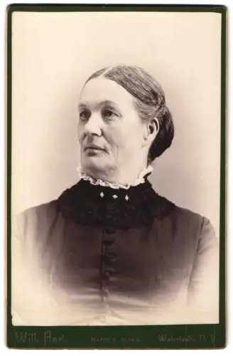 Fotografie Will. Hart, Watertown, Marble Block, Porträt der Frau C. Schollenburg