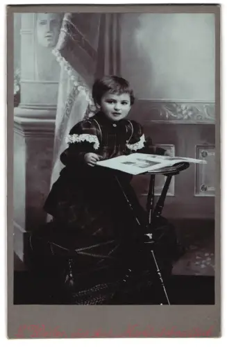 Fotografie L. Weber, Markt-Schnaittach, Portrait Hermine Mayer mit Bildband
