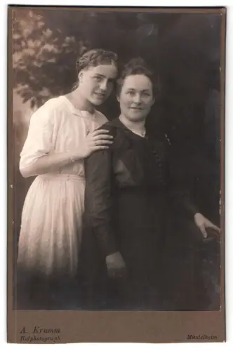 Fotografie A. Krumm, Mindelheim, Portrait zwei Frauen, dabei Helene Nuding, 1922