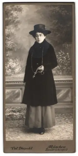 Fotografie Val. Diepold, München, Zweibrückenstrasse 2, Porträt der Frau Betty mit Hut und Perlenkette