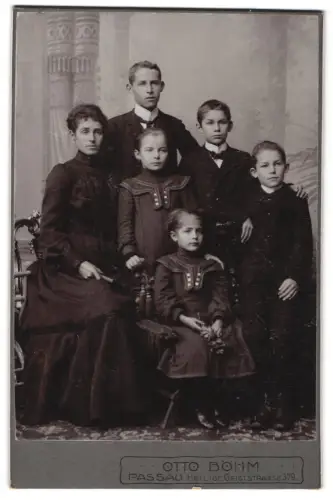 Fotografie Otto Böhm, Passau, Heilige Geiststrasse 379, Porträt der Stationsmeisterwitwe Resi mit ihren fünf Kindern