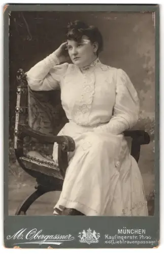 Fotografie M. Obergassner, München, Kaufingerstr. 14, Porträt der Frau Hilly, 1905
