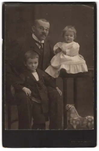 Fotografie Atelier Hübner, Konstanz, Familienporträt mit den Kindern Carl und Roserl und Holzpferd