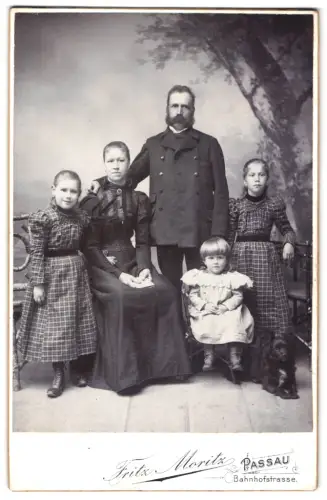 Fotografie Fritz Moritz, Passau, Bahnhofstrasse, Familie mit dem österr. Zollbeamten Franz Strang