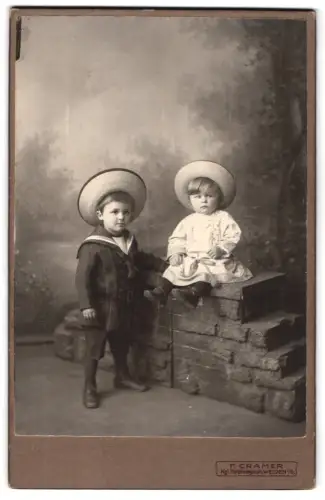 Fotografie F. Cramer, Weiden i. Oberpfalz, Portrait der Kleinkinder Hansi und Heini, 1911