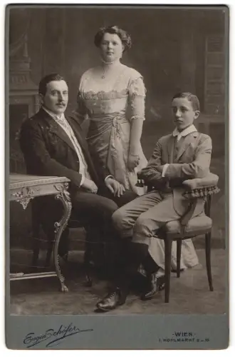 Fotografie Eugen Schöfer, Wien, Kohlmarkt 10, Porträt der Familie Fournier mit Sohn Paul