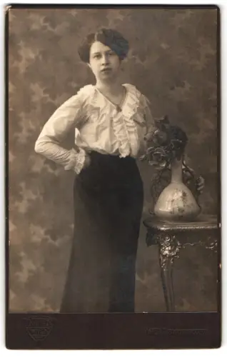 Fotografie R. Schaller, Wien, Bognergasse 7, Elegante Dame mit Blumenvase, Foto vom 12.4.1915