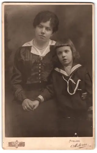 Fotografie Atelier Astoria, Wien, Kohlmarkt 5, Mutter mit Kind in Seemannskleidung, März 1916