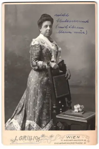 Fotografie L. Grillich, Wien, Wiedner Hauptstrasse 12, Dame in elegantem Kleid