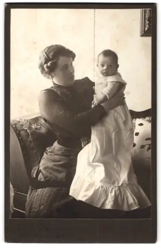 Fotografie unbekannter Fotograf und Ort, Frau Fanny mit Baby Seppi auf einem Sofa
