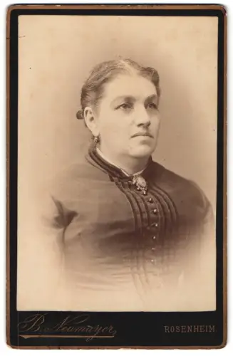 Fotografie B. Neumayer, Rosenheim, Portrait einer Dame