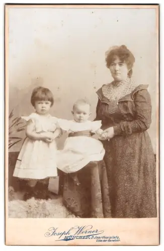 Fotografie Joseph Werner, München, Isarthorplatz 2, Porträt der Frau Auguste Sauer, Buchhalterin, mit zwei Kindern