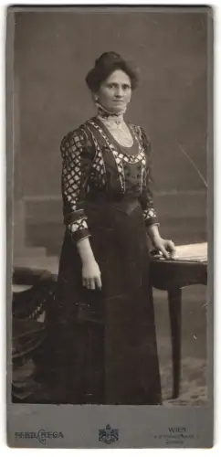 Fotografie Ferd. Grega, Wien, Stephansplatz 7, Dame in eleganter Kleidung
