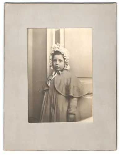 Fotografie unbekannter Fotograf und Ort, Porträt des Mädchen Gertraud von Kemen, März 1902