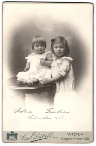 Fotografie Carl Dübell, Wien, Margarethenstr. 122, Porträt der Mädchen Felicia und Dorothea, Weihnachten 1906