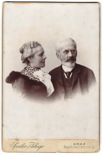 Fotografie Spalke & Kluge, Graz, Beethovenstrasse 21, Porträt eines älteren Paares, 1905