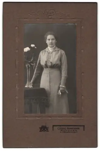 Fotografie C. Berne, München, Türkenstrasse 20, Porträt der Frau Elisabeth Kuber